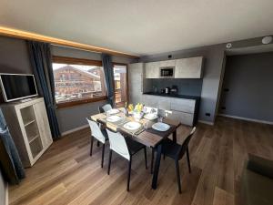 a kitchen and dining room with a table and chairs at La Sorgente Appartamento Martin in Livigno