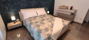- une chambre avec un lit et 2 tables de chevet dans l'établissement DimoraNOIDUE, à Locorotondo