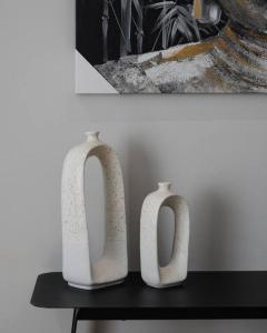 dois vasos brancos em cima de uma mesa em Your Cosy Perch in the Heart of the Athenian Buzz em Atenas