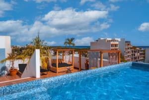 een zwembad op het dak van een gebouw bij Terrasse Hotel Playa del Carmen in Playa del Carmen