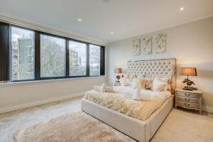 1 dormitorio con 1 cama grande y ventanas grandes en Concord House en Brentford