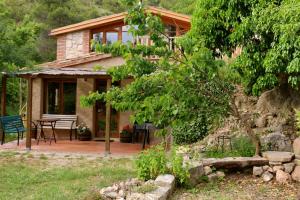 Casa de piedra con patio y mesa en Casa ecológica en plena naturaleza, en Arboli