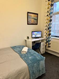 Giường trong phòng chung tại Lovely Town house Room 1