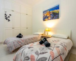 - deux lits assis l'un à côté de l'autre dans une pièce dans l'établissement Sea View Over Valletta Strand Area, à Sliema
