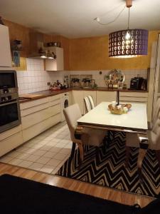 a kitchen with a table and chairs in it at Tolle private 2-Zimmer Wohnung im Szene Bezirk Berlin-Friedrichshain in Berlin