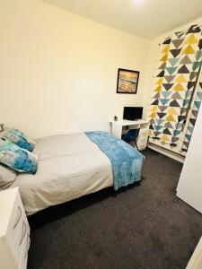 Giường trong phòng chung tại Lovely Town house Room 1