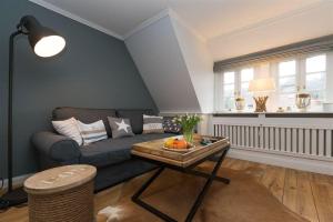een woonkamer met een bank en een tafel bij Robbenloft-Wohnung-11 in Keitum
