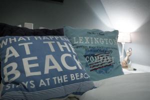 een bed met twee kussens erop bij Robbenloft-Wohnung-11 in Keitum