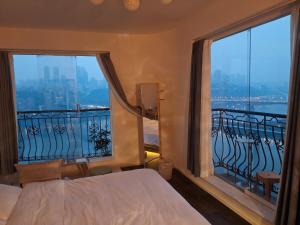 ein Schlafzimmer mit einem Bett und einem großen Fenster in der Unterkunft Comacros - Chongqing JieFang Cave River View Apartment - Line 1 and Line 2 Jiachangkou Subway Station in Chongqing