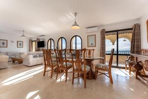 een woonkamer met een eettafel en stoelen bij Stunning Sea Views Penthouse in La Cala de Mijas