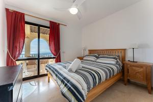 een slaapkamer met een bed en uitzicht op de oceaan bij Stunning Sea Views Penthouse in La Cala de Mijas