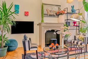 uma sala de estar com uma lareira e uma mesa em LePalaisduSud em Antuérpia