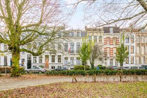 um grupo de edifícios numa cidade com um parque em LePalaisduSud em Antuérpia