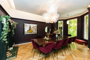 uma sala de jantar com mesa e cadeiras em The West Wing at Hillthorpe Manor by Maison Parfaite - Large 5 Bedroom House with Gardens em East Hardwick