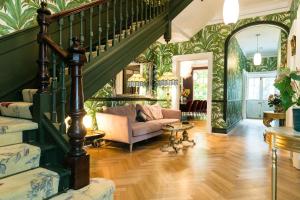 salon ze schodami i zieloną tapetą w obiekcie The West Wing at Hillthorpe Manor by Maison Parfaite - Large 5 Bedroom House with Gardens w mieście East Hardwick