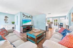 sala de estar con sofá y TV en Blue Lagoon, en Siesta Key