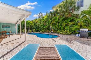 un patio trasero con piscina y una casa en Blue Lagoon, en Siesta Key