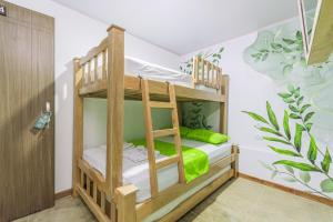 Cette chambre est dotée de lits superposés et d'une fresque murale. dans l'établissement NOMADA HOTEL GUATAPE, à Guatapé
