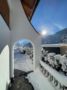 einen Winterblick vom Balkon eines Hauses in der Unterkunft Raimund Mrak Dependance in Längenfeld