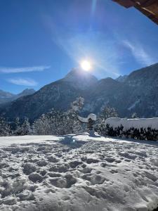 einen schneebedeckten Berg mit der Sonne im Hintergrund in der Unterkunft Raimund Mrak Dependance in Längenfeld