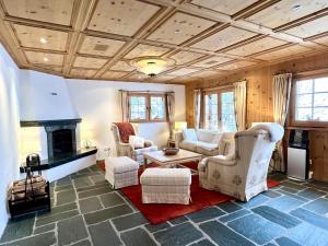 a living room with chairs and a fireplace at Chalet Mira Golf in Sagogn