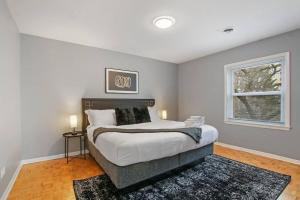 - une chambre avec un lit et une fenêtre dans l'établissement 3BR & 2BA Tranquil Apt in Prime Location - Church 301, à Evanston