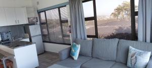 uma sala de estar com um sofá e uma grande janela em Ramsgate Ocean View em Margate