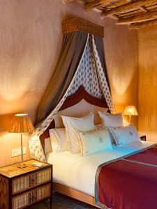 ein Schlafzimmer mit einem Himmelbett in der Unterkunft CASA ABRACADABRA in Marrakesch