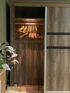 bagno con armadio in legno con grucce di Cozy, Comfy Homestay a Hithadhoo