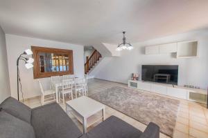 a living room with a couch and a table at Magnifico chalet en Chayofa in Chayofa