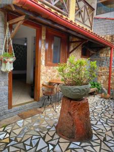 un patio con una mesa y una olla en un tocón en Anexo D'Pillel, en Abraão