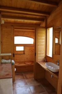 baño con lavabo y bañera en una cabaña en Casa ecológica en plena naturaleza, en Arboli