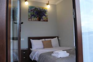 Rúm í herbergi á Guesthouse Relax in Kazbegi