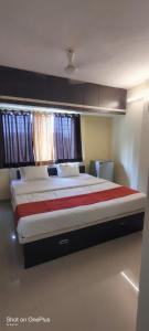 1 dormitorio con 1 cama grande en una habitación en The Guest house, en Pune
