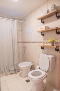 a bathroom with a toilet and a shower at Torre Alem 2 A in San Miguel de Tucumán