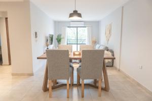 a dining room with a table and chairs at Torre Alem 2 A in San Miguel de Tucumán
