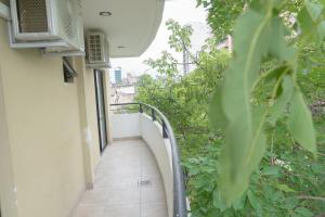 een gang van een gebouw met een balkon bij Torre Alem 2 A in San Miguel de Tucumán