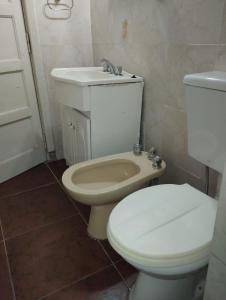 uma casa de banho com um WC e um lavatório em Casa Los Rosales, amplia, cómoda, excelente ubicación con cochera em Puerto Madryn