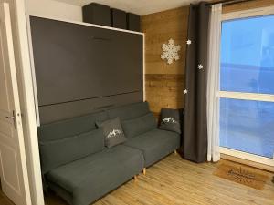 sala de estar con sofá y pantalla grande en Samoens 1600, ski au pied, en Samoëns