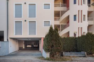 een wit gebouw met een tunnel ervoor bij Alpenvilla Large Family Apartment - by Familiaris- Pools 500 meters in Valdaora