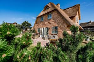a house with a thatched roof at Charlottes-Strandhus in Wenningstedt