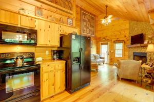 Dapur atau dapur kecil di Forested McCaysville Cabin on Fightingtown Creek!
