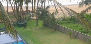 uma vista para a praia a partir da varanda de um resort em Villa Ocean Dew - Beach Front em Galle