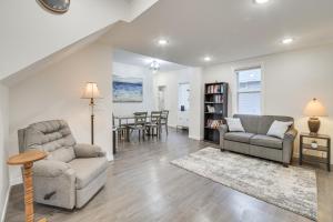 sala de estar con 2 sillas y mesa en Updated Home Less Than 1 Mi to Downtown Fargo!, en Fargo