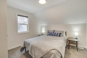 - une chambre blanche avec un lit et une fenêtre dans l'établissement Updated Home Less Than 1 Mi to Downtown Fargo!, à Fargo