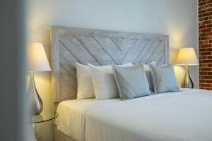 - une chambre avec un lit blanc et 2 lampes dans l'établissement Hotel Port-Royal, à Québec