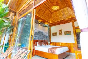 sypialnia z łóżkiem w pokoju w obiekcie Green Mountain Homestay w mieście Ninh Binh