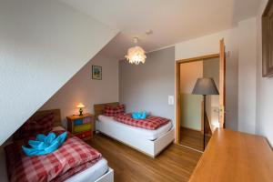 ein Schlafzimmer mit 2 Betten, einem Tisch und einer Lampe in der Unterkunft DHH 7 Haus am Wiesengrund in Prerow