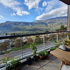 a balcony with a bench and views of mountains at Vista mozzafiato sulle Alpi in Rovereto