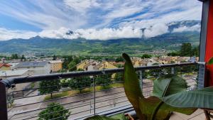 een balkon met uitzicht op de stad en de bergen bij Vista mozzafiato sulle Alpi in Rovereto